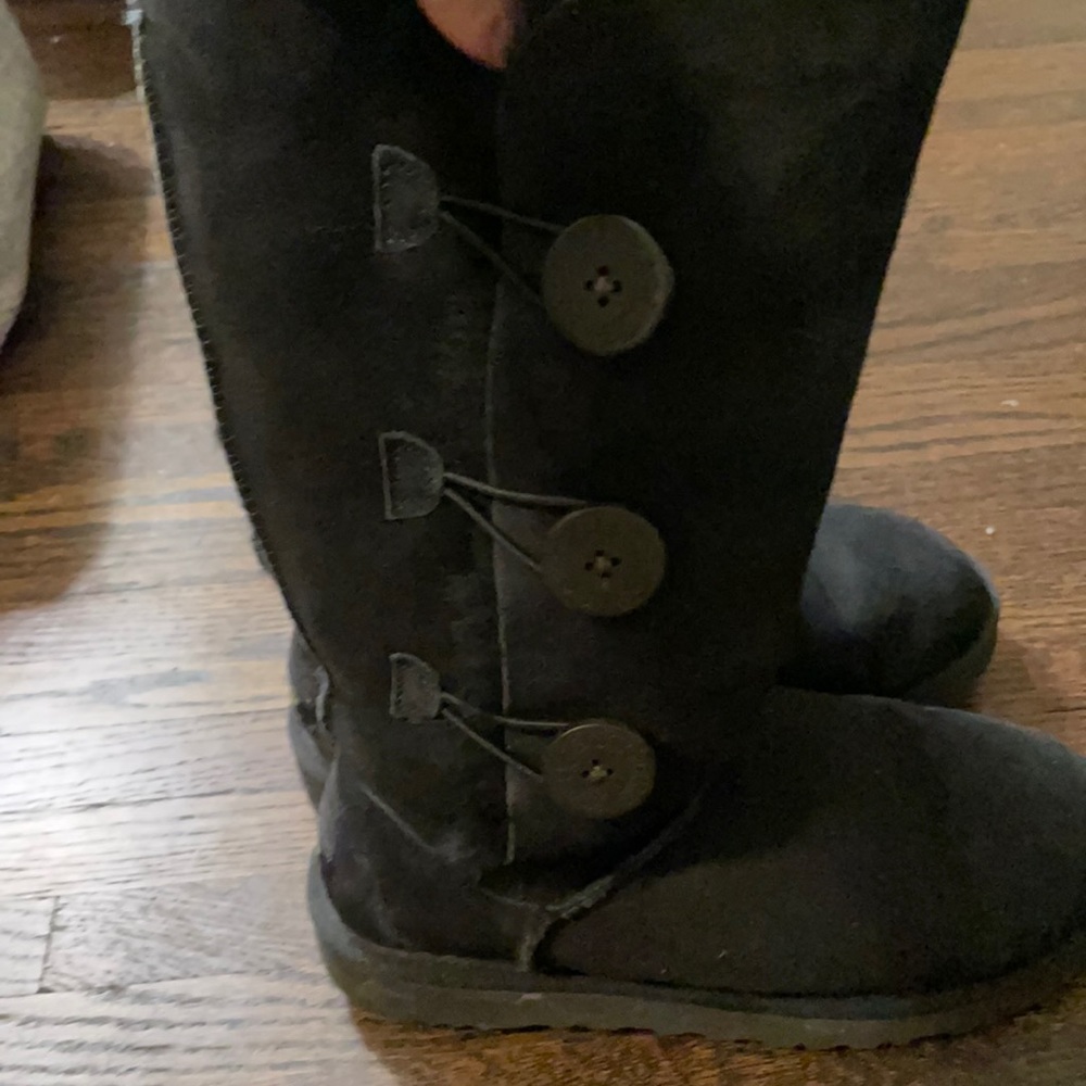 Black ugh boots barley worn only slight signs of outdoor wear